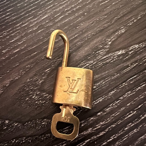 Authentic LV lock and key - Picture 3 of 4